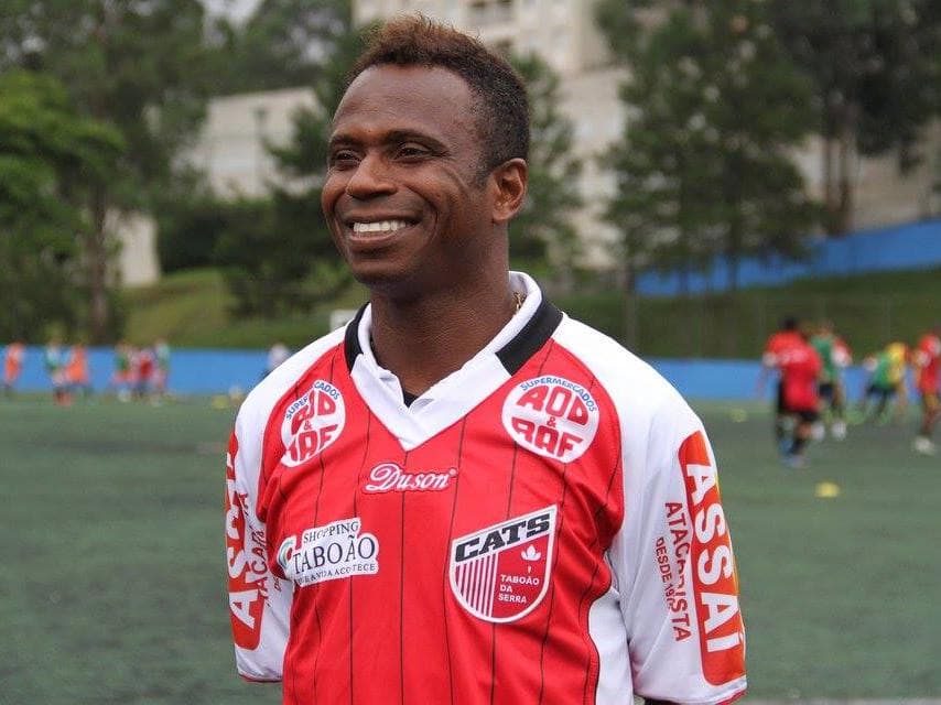 Edílson, com a camisa do Taboão da Serra, em foto postada pelo presidente do clube