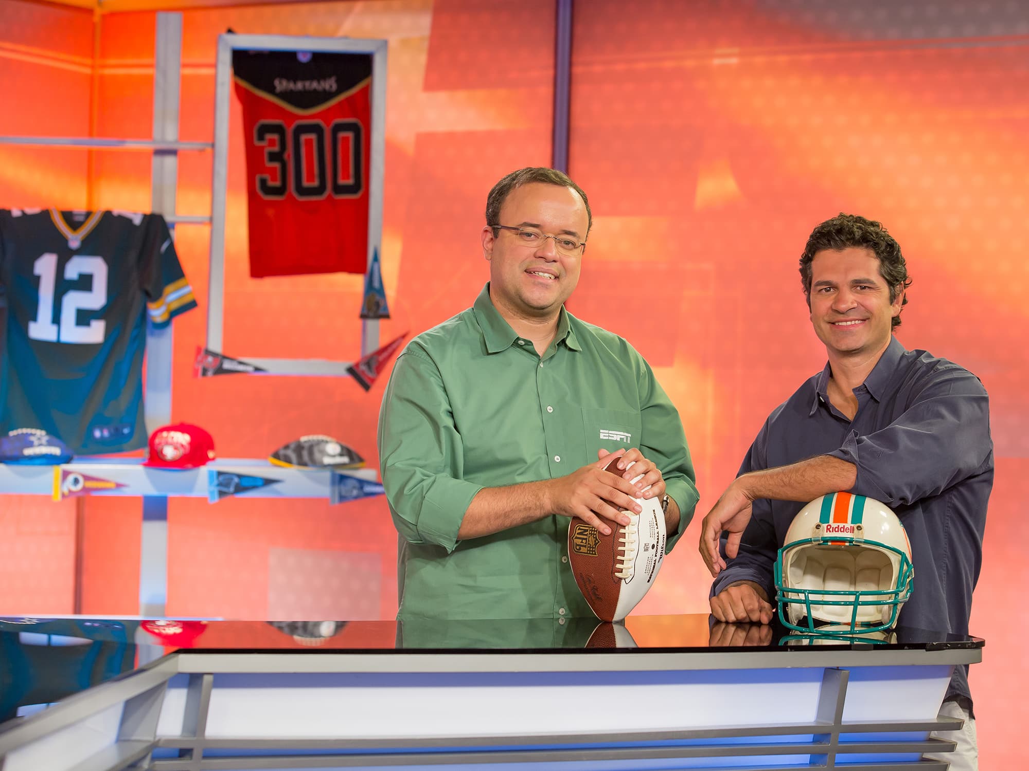 Everaldo Marques, narrador e Paulo Antunes, comentarista, de futebol americano, na ESPN