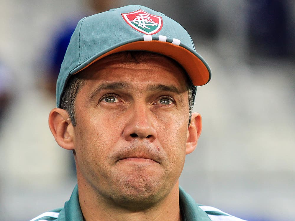 O técnico Eduardo Baptista