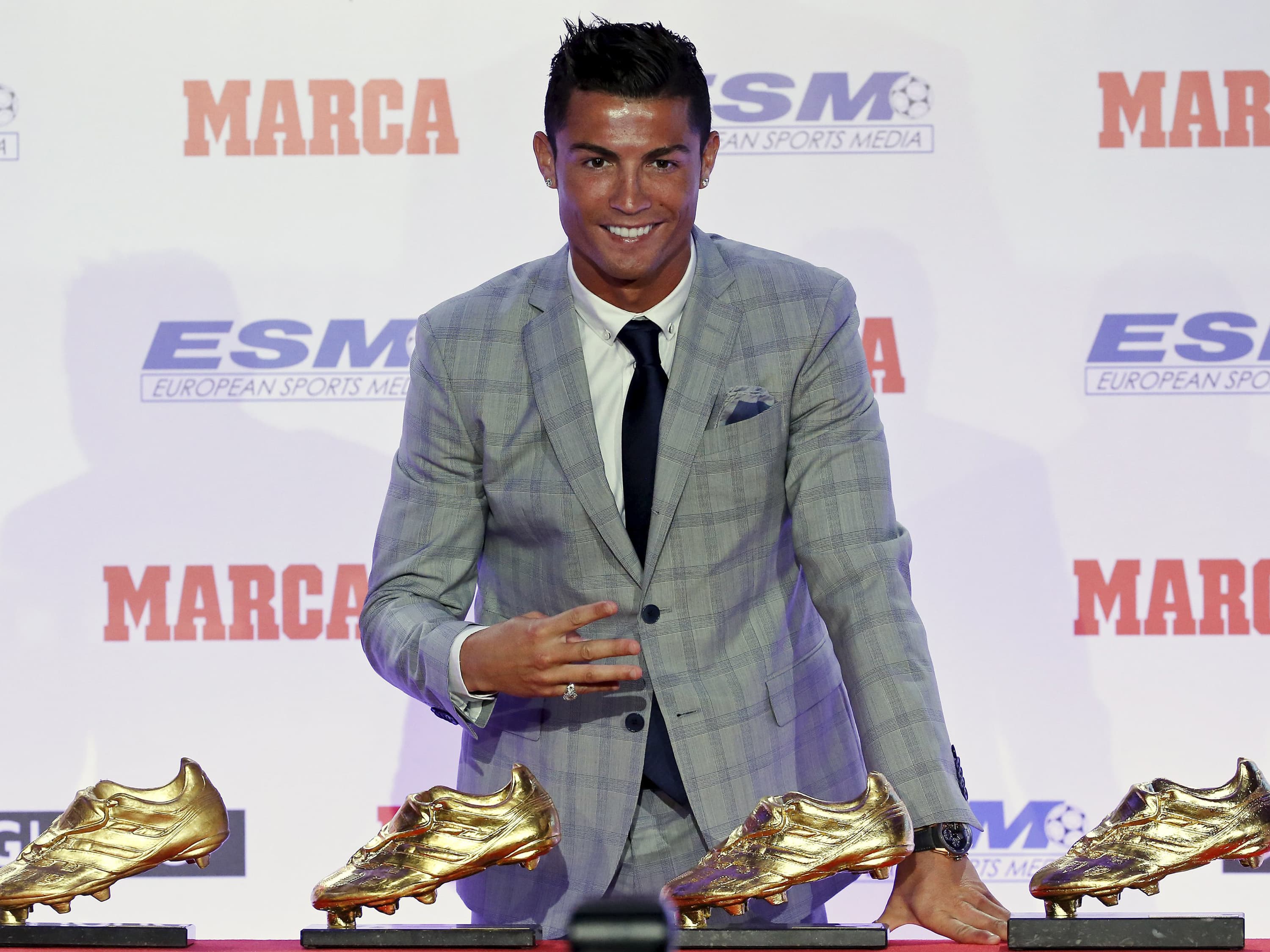 Cristiano Ronaldo recebe pela quarta vez, a Chuteira de Ouro como prêmio de maior artilheiro europeu na temporada passada, em cerimônia realizada em Madrid - 13/10/2015