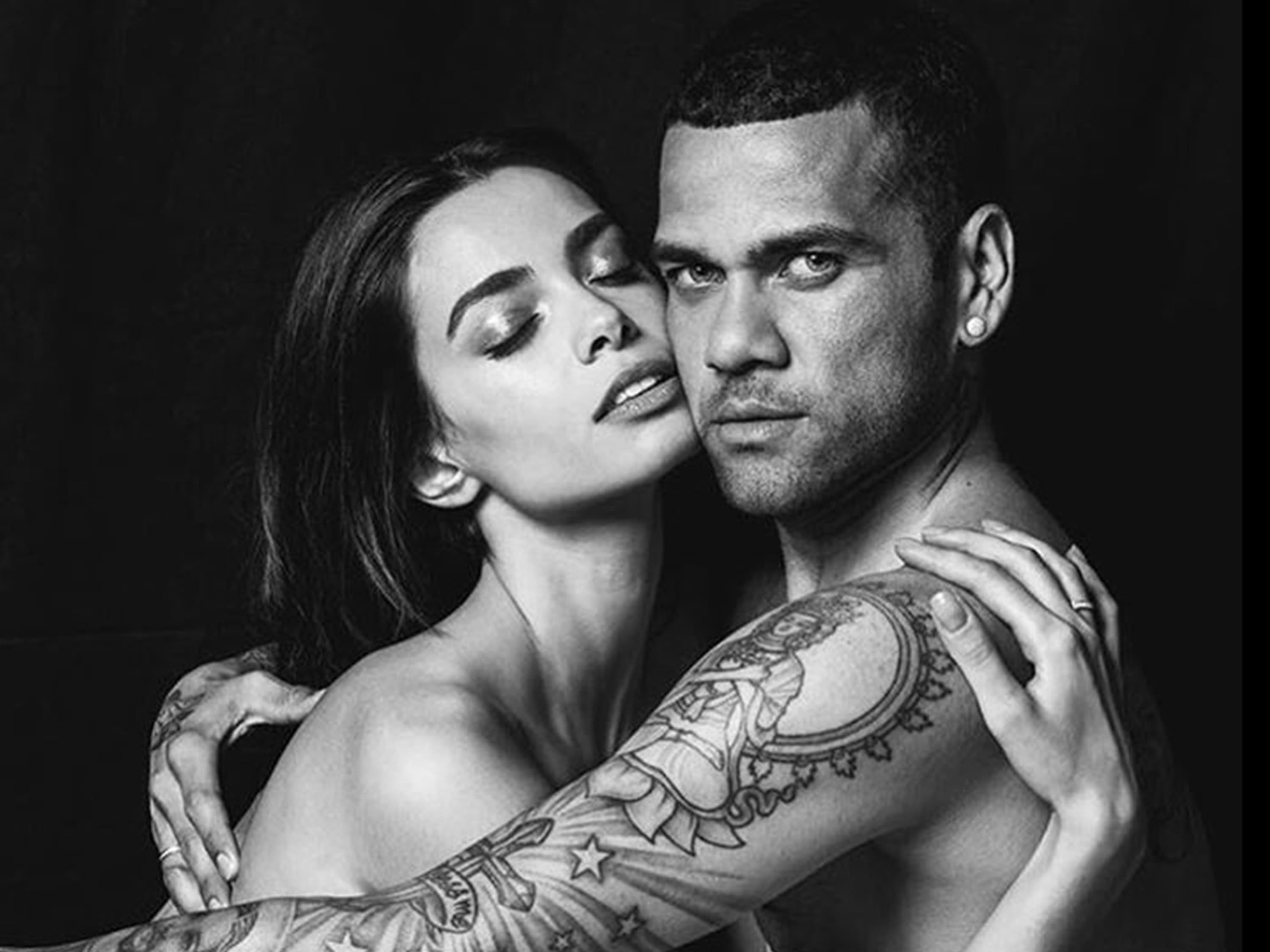 Daniel Alves posta foto com a namorada