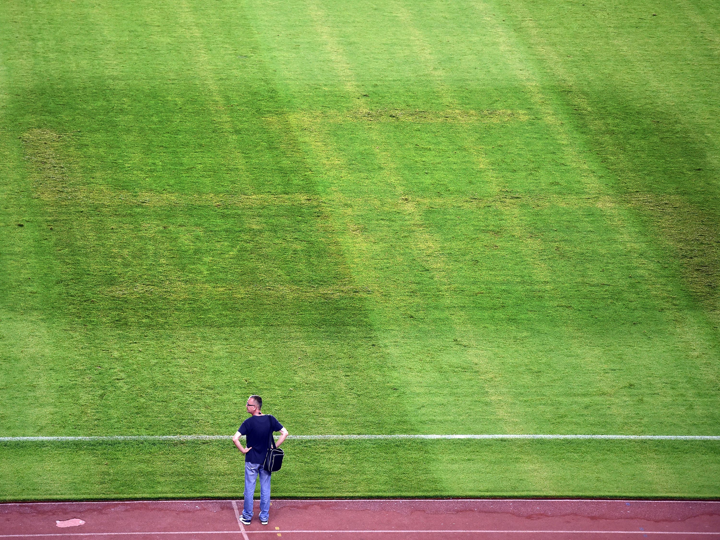 Suástica vista em gramado, na partida entre Croácia e Itália no estádio Poljud, do Hajduk Split, da cidade de Split em meados de 2015