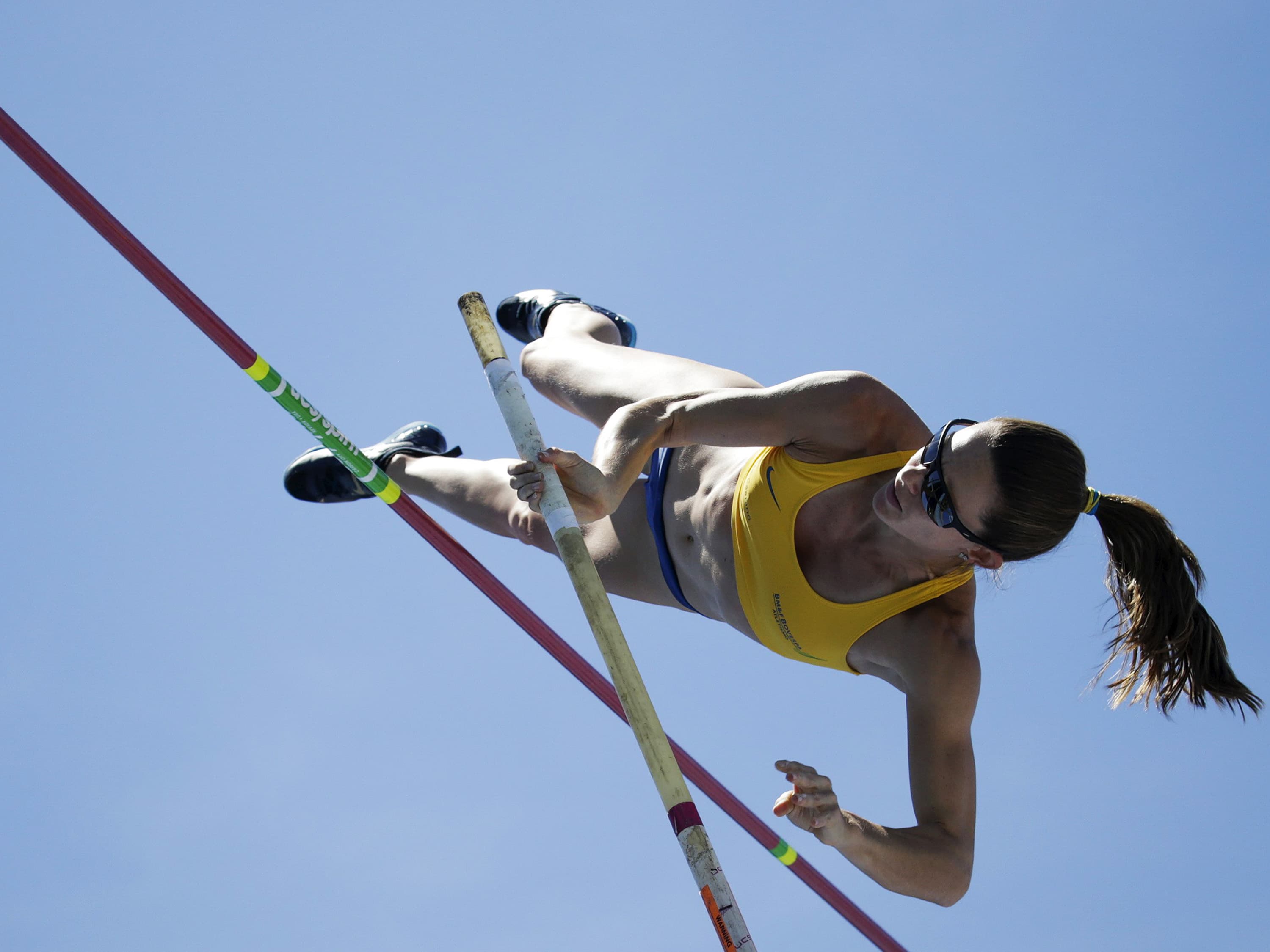 A brasileira Fabiana Murer compete no salto com vara durante etapa da Liga Diamante em Nova York - 13/06/2015