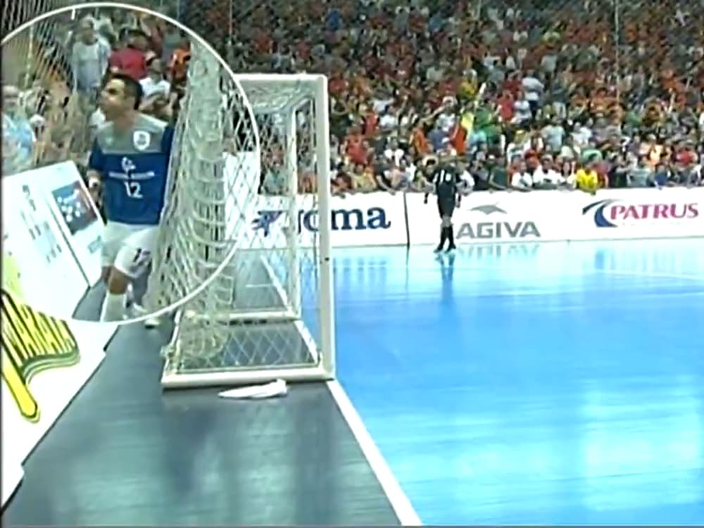 O craque Falcão do futsal reage a provocações e cospe em torcedores durante partida do seu time o Sorocaba contra o Carlos Barbosa válida pela semifinal da Liga Nacional de Futsal