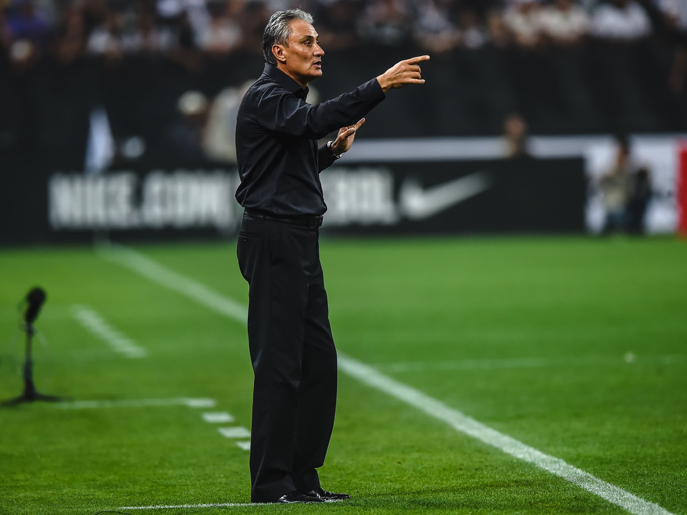 O técnico Tite: aposta na velocidade de Malcom e Guerrero