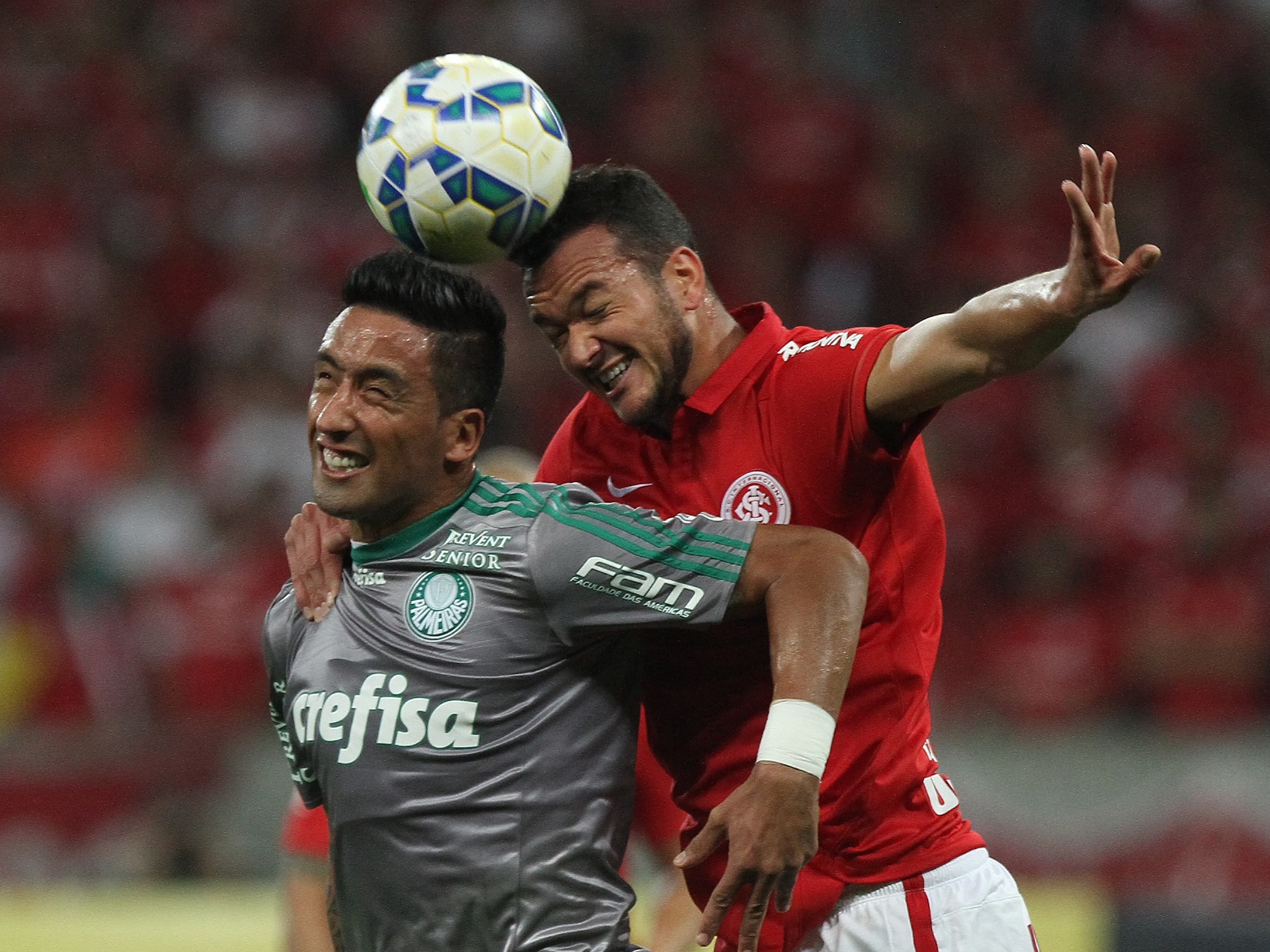 O atacante Lucas Barrios do Palmeiras, divide pelo alto com o zagueiro Réver do Internacional em partida válida pelas quartas de final da Copa do Brasil, no estádio Beira-Rio, em Porto Alegre (RS)
