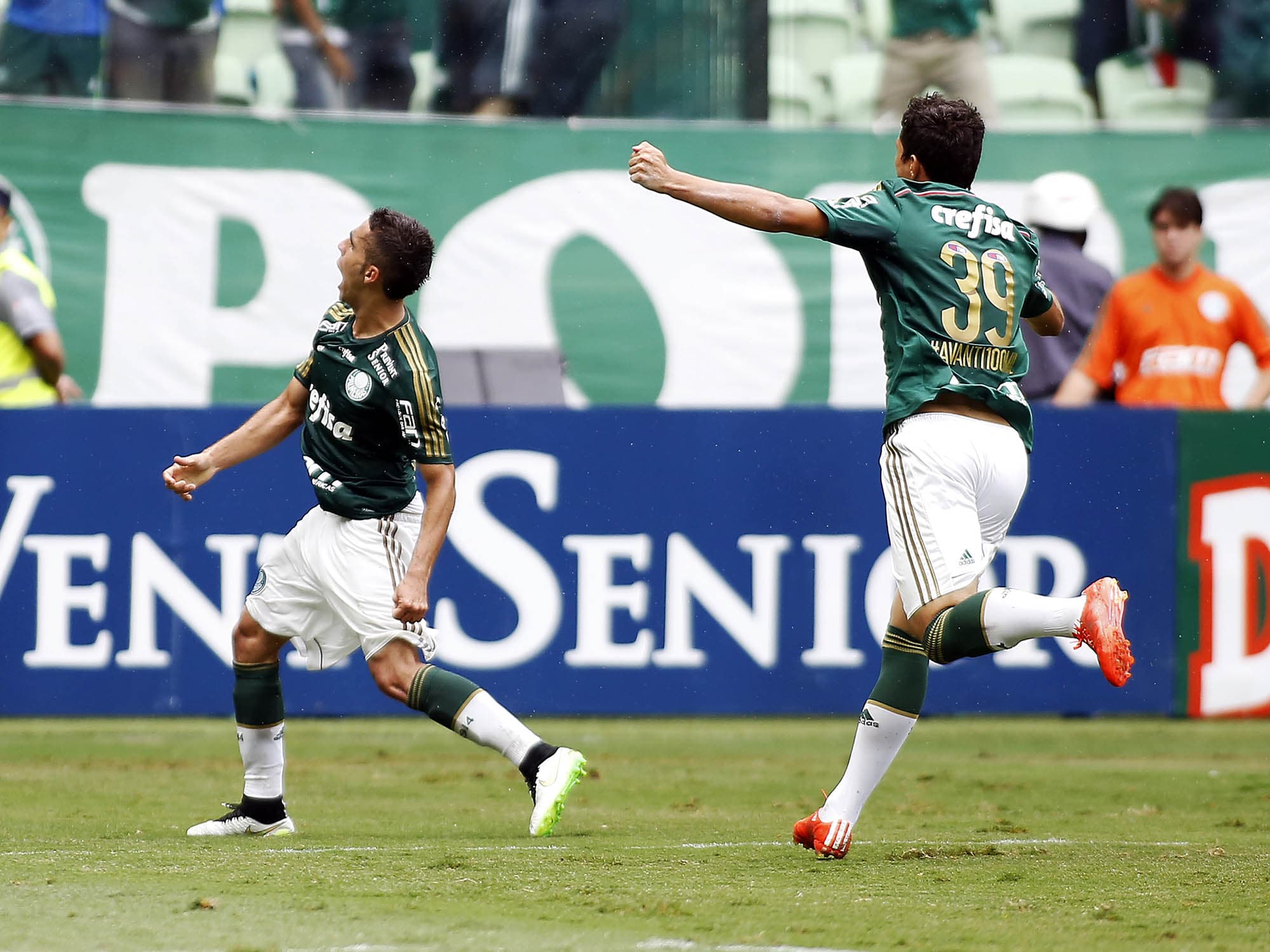 Gabriel, do Palmeiras, comemora seu gol na partida entre Palmeiras e XV de Piracicaba-SP, válida pela 10ª rodada do Campeonato Paulista, no estádio Allianz Parque, na zona oeste de São Paulo, neste domingo (15)