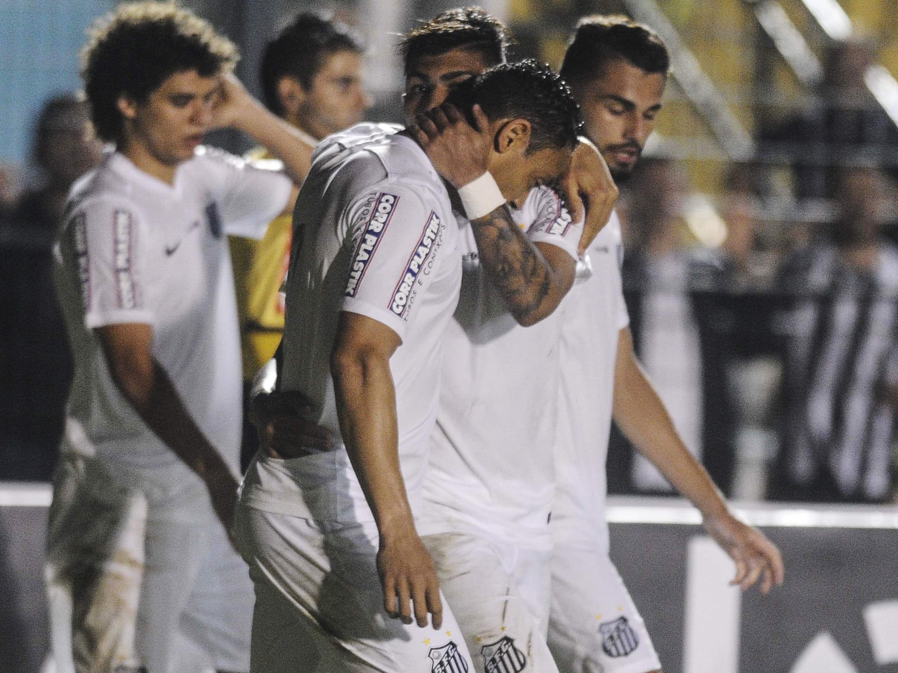 Gabriel comemora com os companheiros o gol marcado na partida contra o Figueirense no estádio Orlando Scarpelli em Florianópolis, válida pelas quartas de final da Copa do Brasil