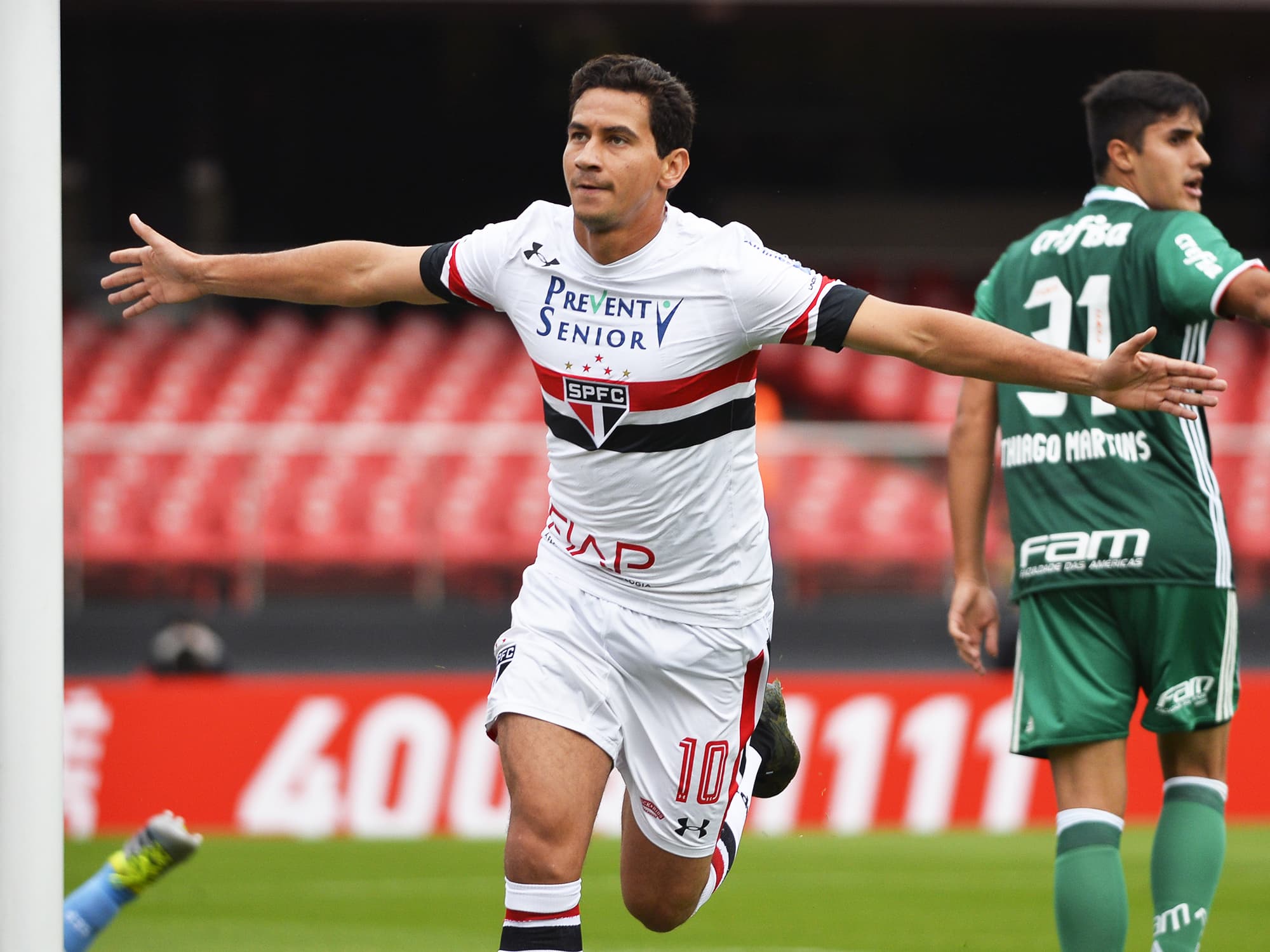 Paulo Henrique Ganso comemora gol, na vitória do São Paulo sobre o Palmeiras por 1 a 0, em partida válida pela quarta rodada do Campeonato Brasileiro, realizada no Estádio do Morumbi, em São Paulo (SP) - 29/05/2016