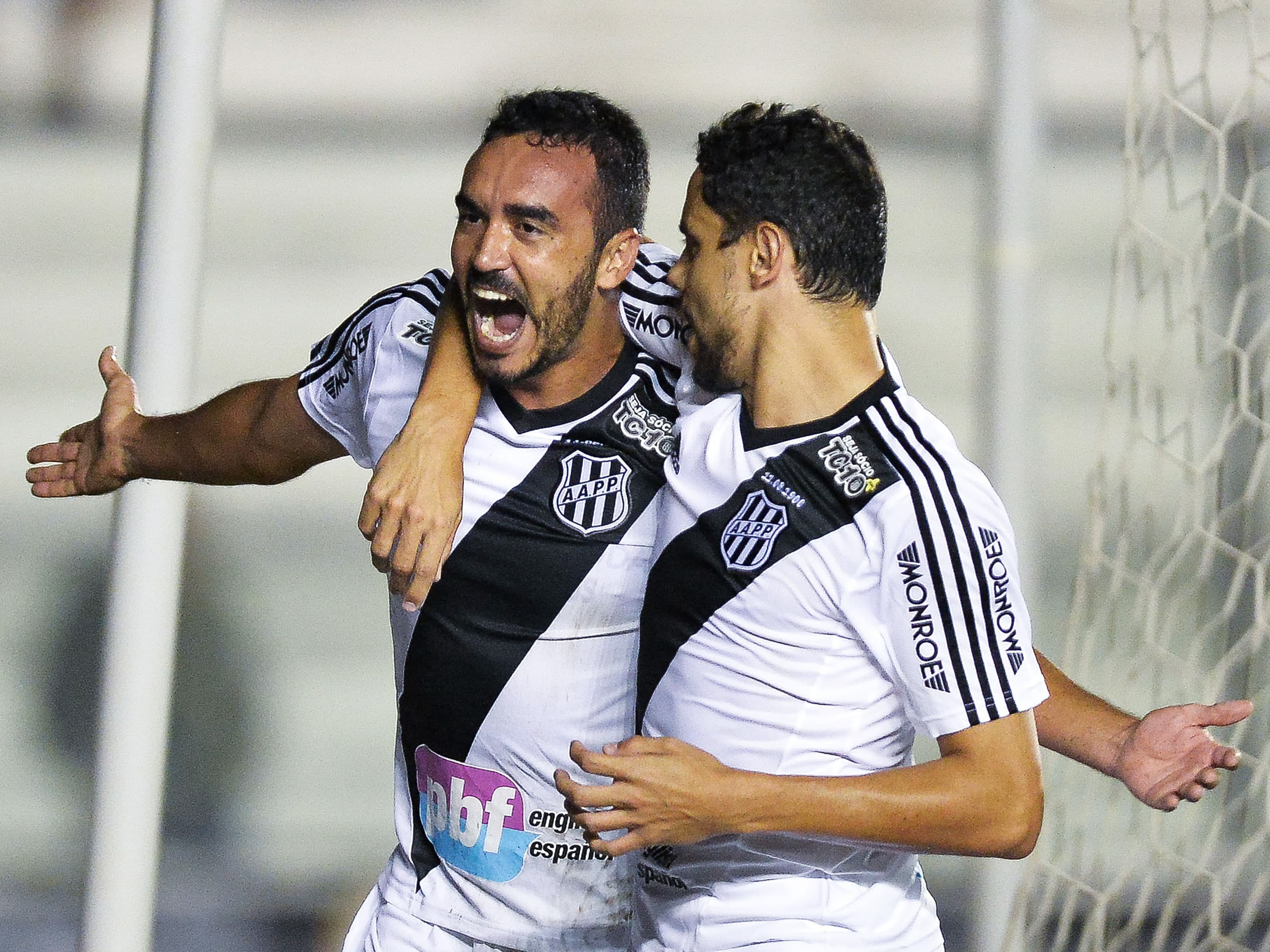 Tiago Alves comemora gol da Ponte Preta na vitória sobre o Ponte Preta, nesta quarta-feira no estádio de São Januário - 03/06/2015