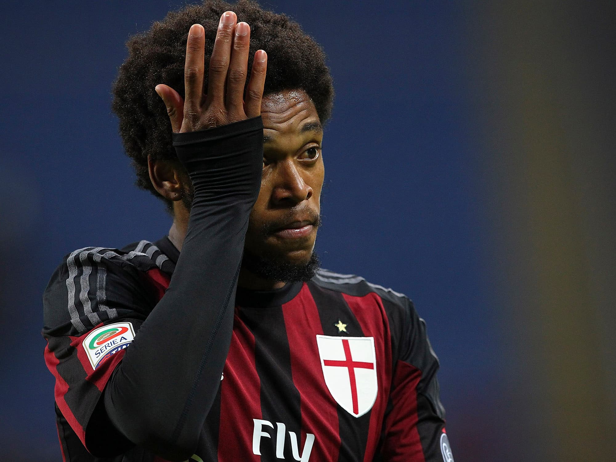 O atacante brasileiro Luiz Adriano atuando pelo Milan em partida válida pelo Campeonato Italiano