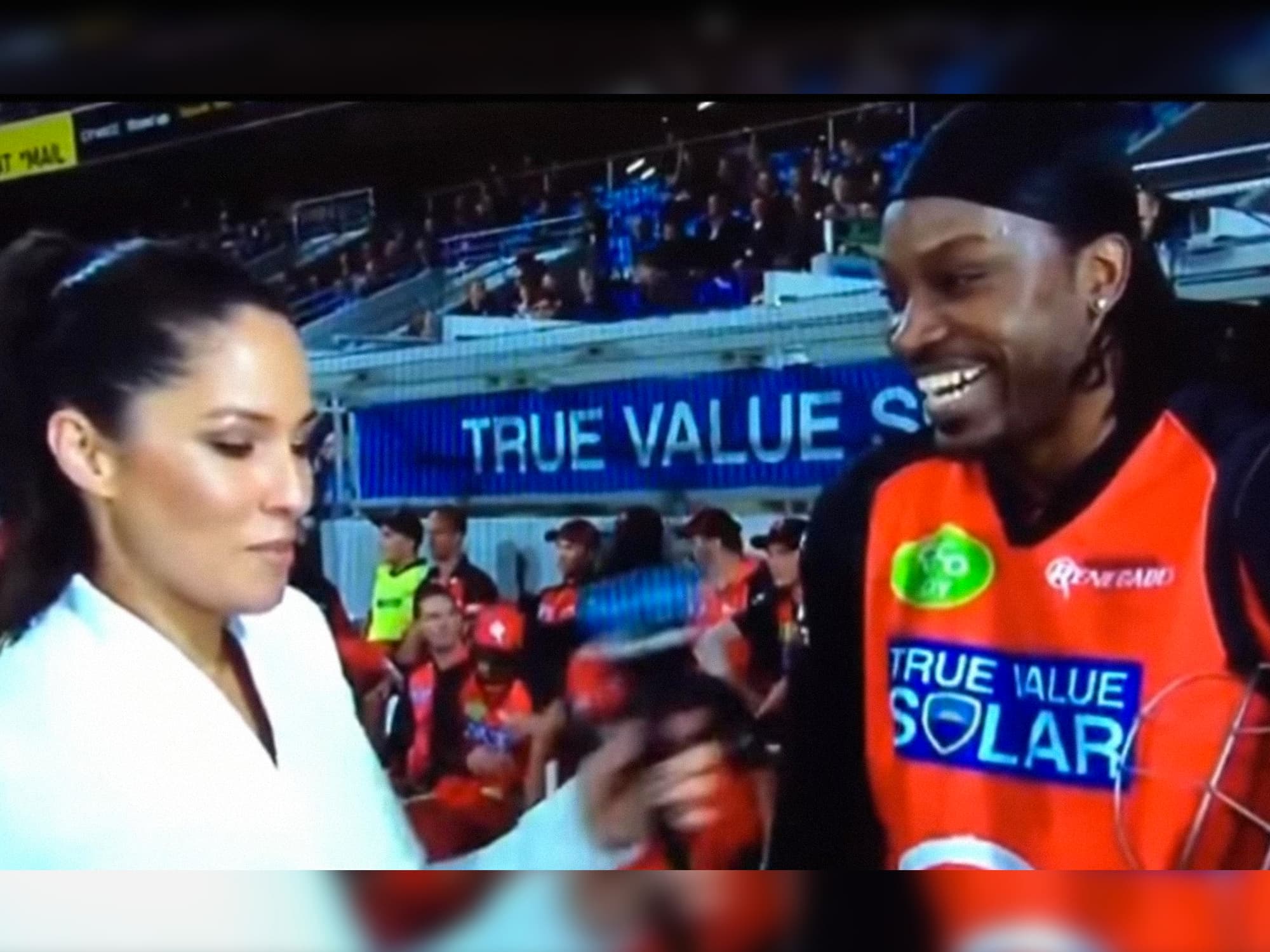 Jornalista é assediada ao vivo durante entrevista, pelo jogador de críquete Chris Gayle