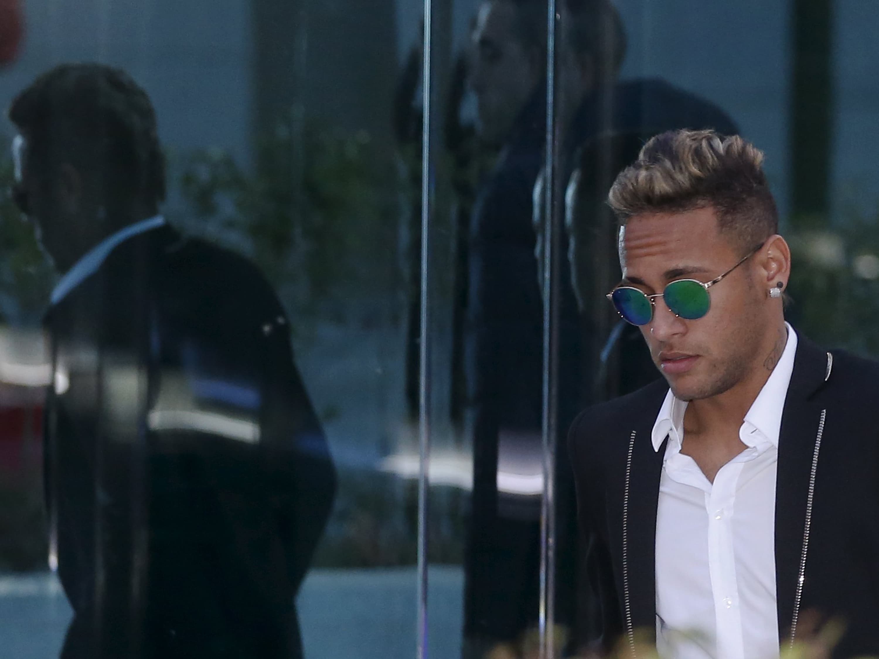 O atacante brasileiro Neymar deixa o prédio da Audiência Nacional em Madri, o principal órgão do Judiciário da Espanha, após prestar esclarecimentos sobre sua transferência do Santos para o Barcelona em 2013