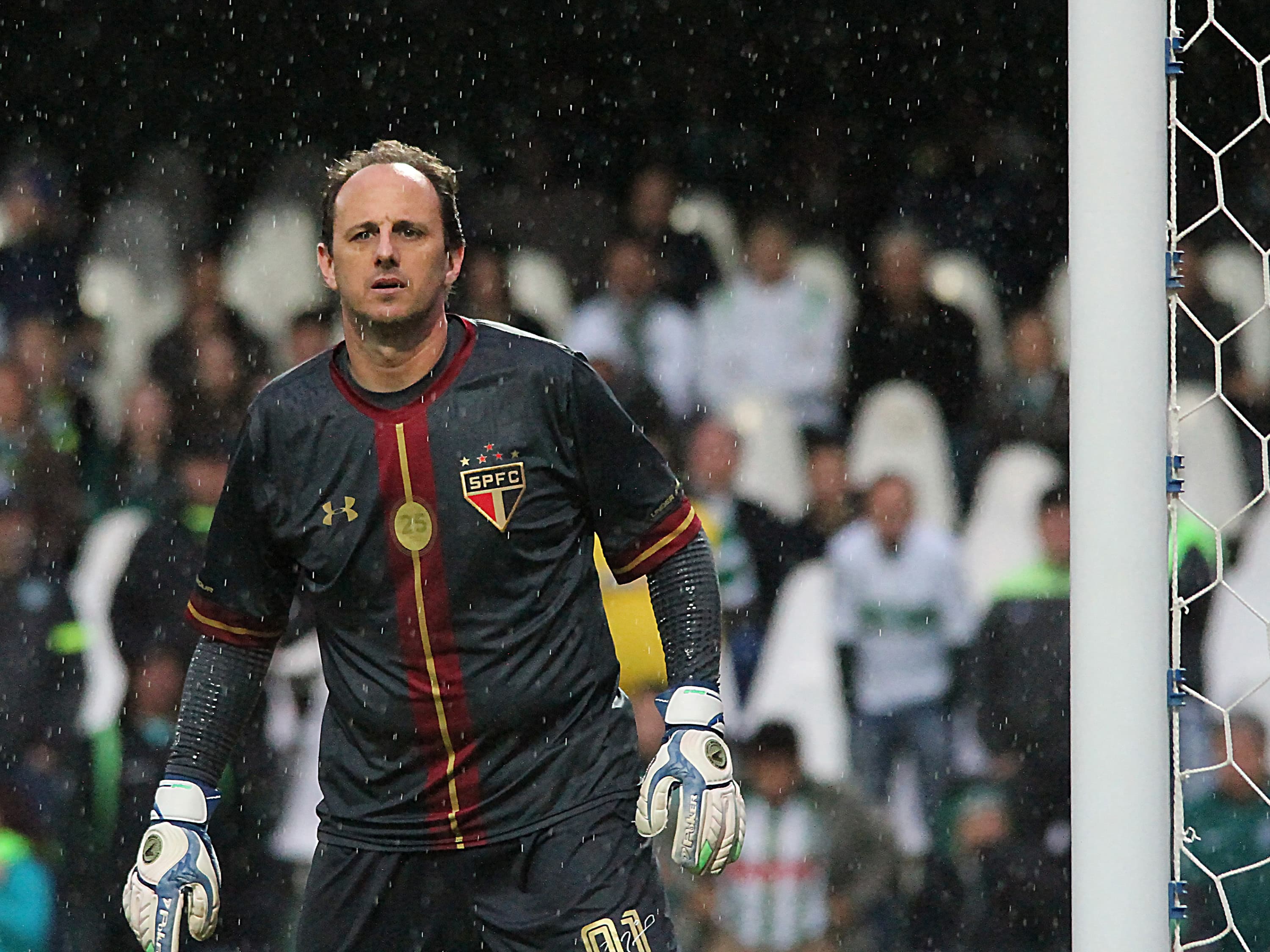 O goleiro do São Paulo Rogério Ceni na partida contra o Coritiba no Couto Pereira