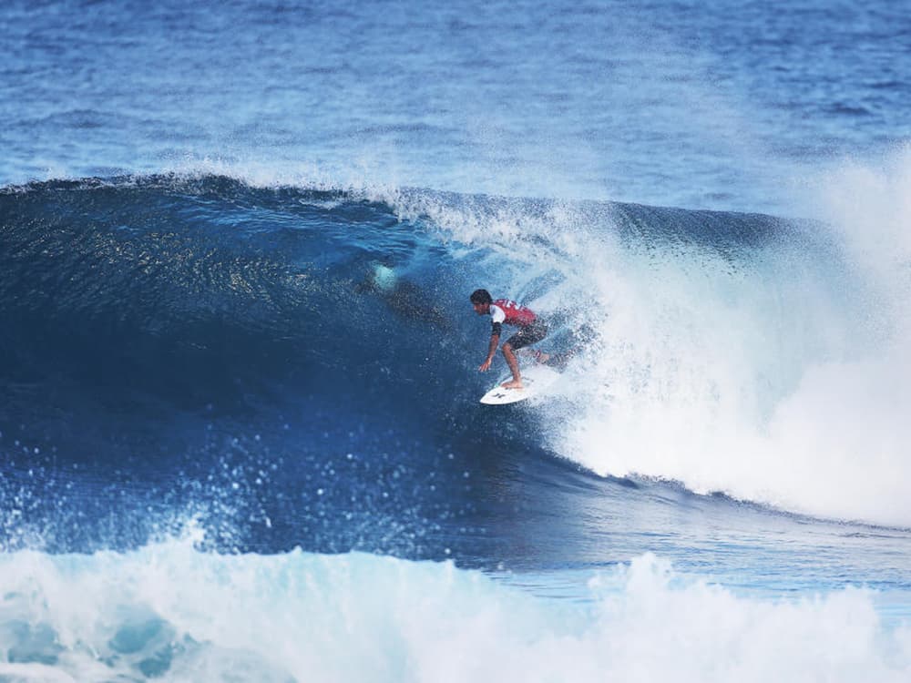 Filipe Toledo derrota Bruce Irons na segunda rodada e mantém vivo sonho de título no Havaí