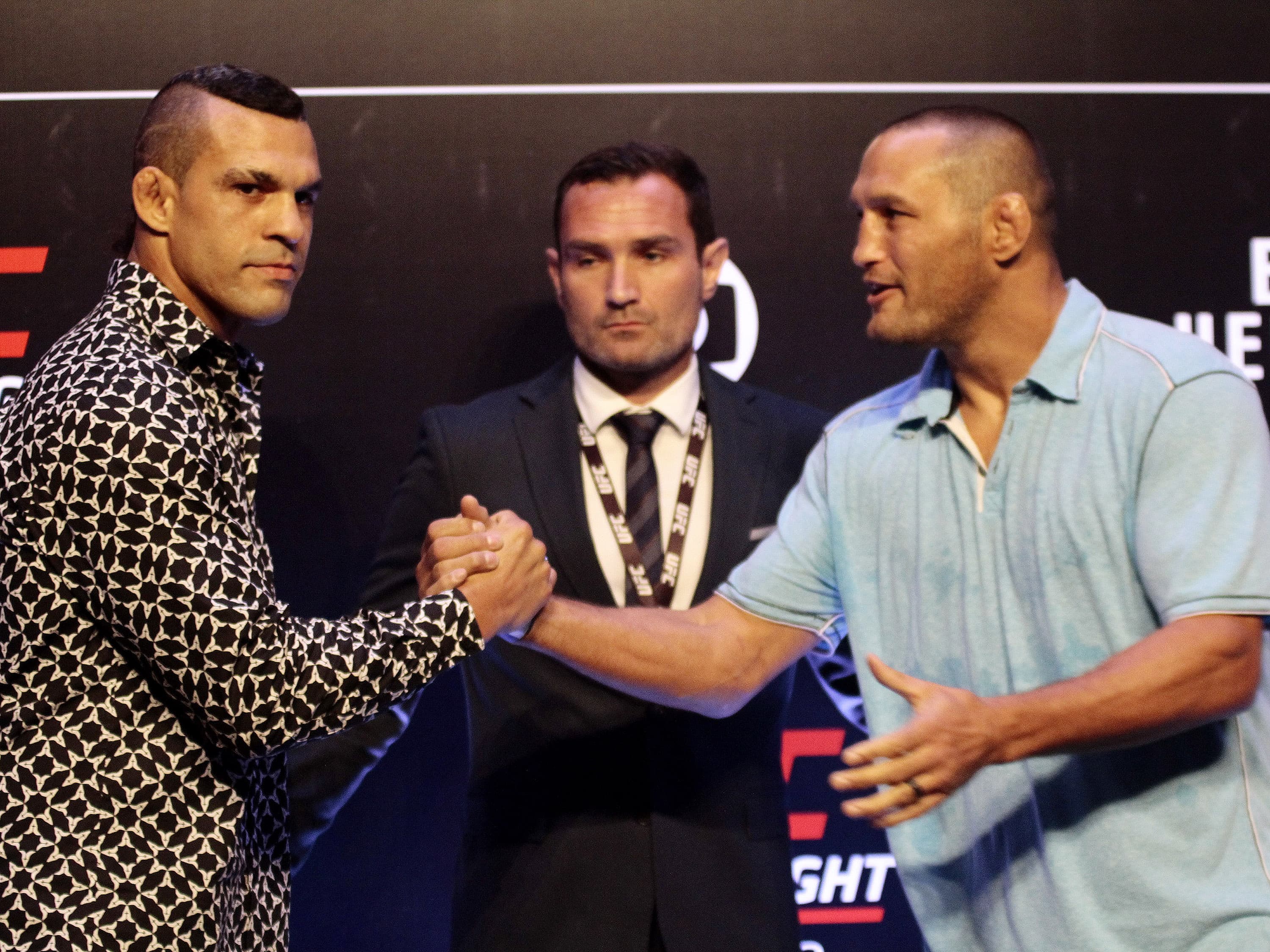 Vitor Belfort e Dan Henderson fazem encarada durante evento do UFC no Hotel Hilton no Morumbi zona Sul de São Paulo