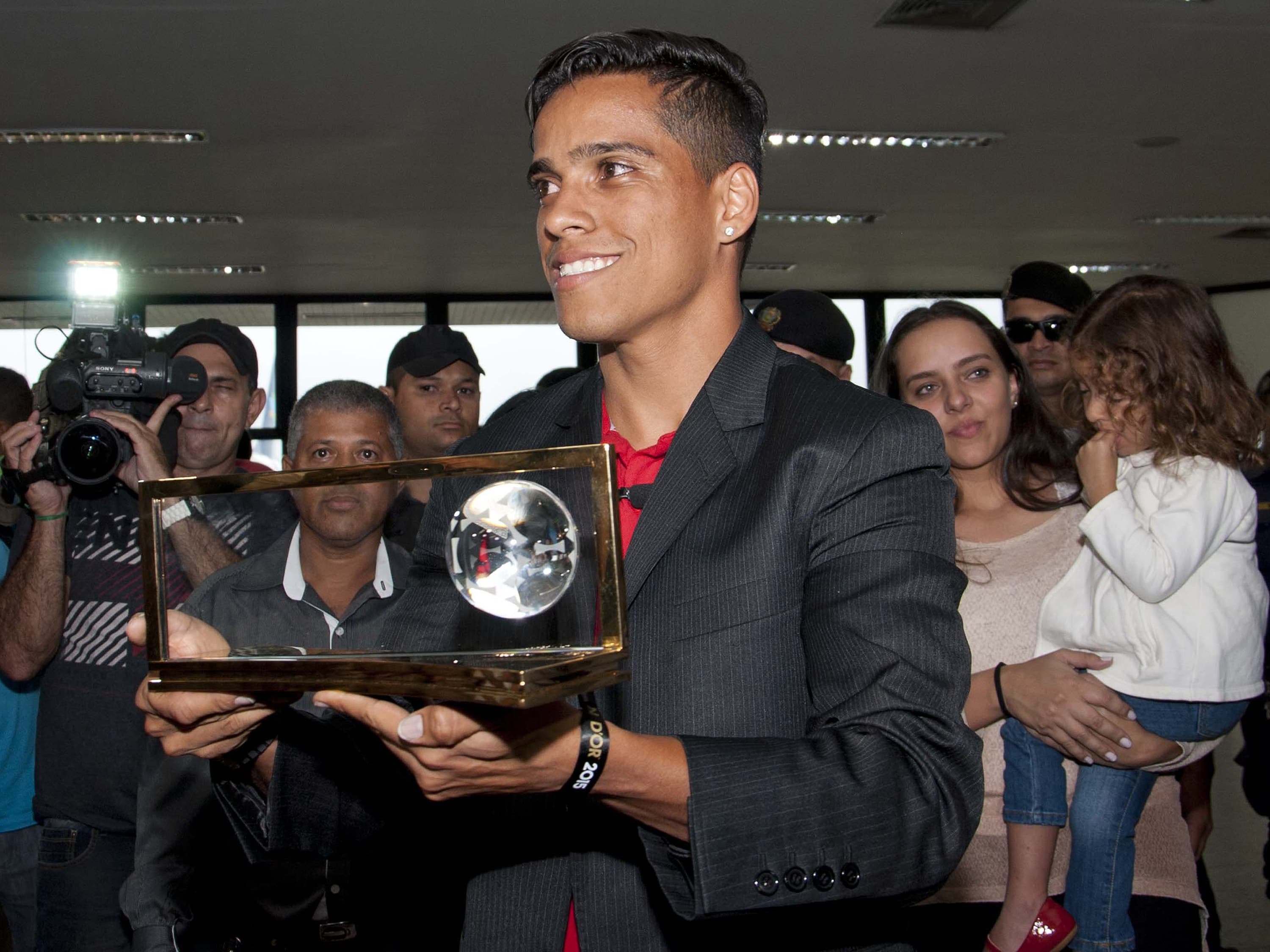 O jogador Wendell Lira desembarca no Aeroporto de Goiânia (GO), após ganhar o troféu do prêmio Puskás da Fifa, de gol mais bonito da temporada passada - 13/01/2016