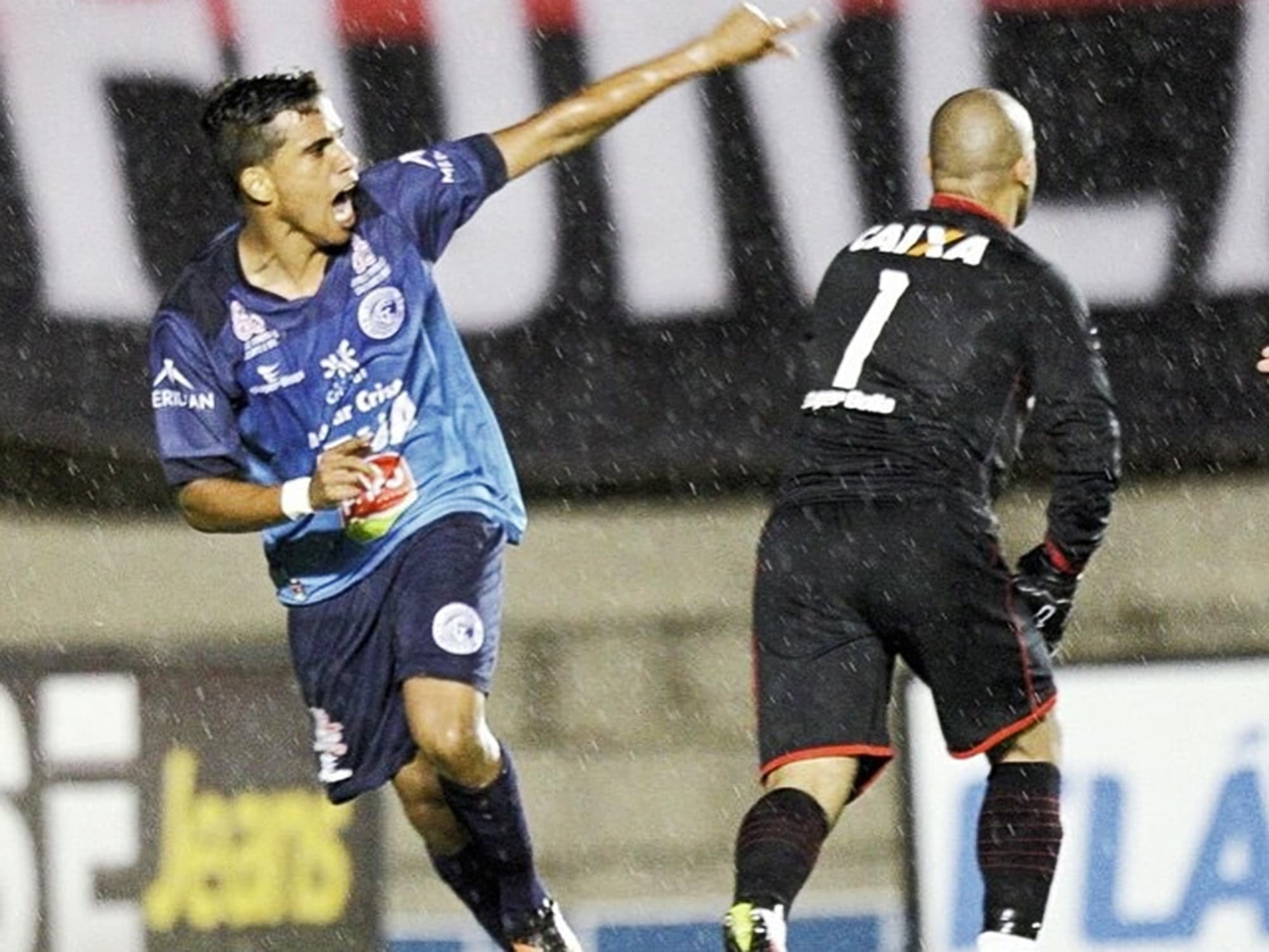 Wendell Lira atuando pelo Goianésia durante o Campeonato Goiano 2015