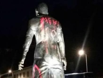 Imagens da estátua de Cristiano Ronaldo pichada com o nome de Messi circularam pelas redes sociais