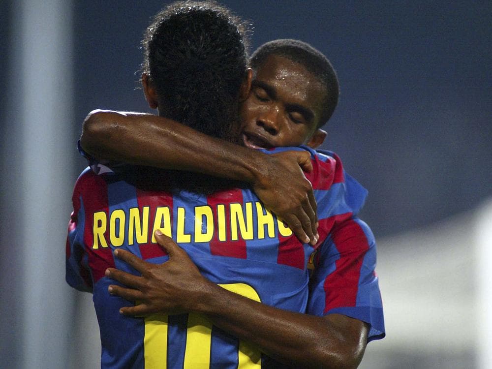 Eto'o e Ronaldinho Gaúcho em 2006, ano em que o Barcelona conquistou sua segunda Liga dos Campeões