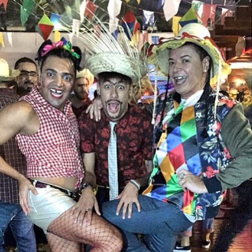Neymar, visivelmente abatido pela eliminação do Brasil na Copa América, curte o arraiá organizado em sua casa ao lado do humorista Tirulipa (esq.) e da subcelebridade David Brazil (dir.)