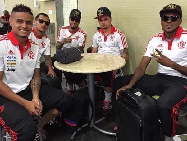 Os afastados: Everton, Alan Patrick, Paulinho, Pará e Marcelo Cirino, em foto tirada em um aeroporto