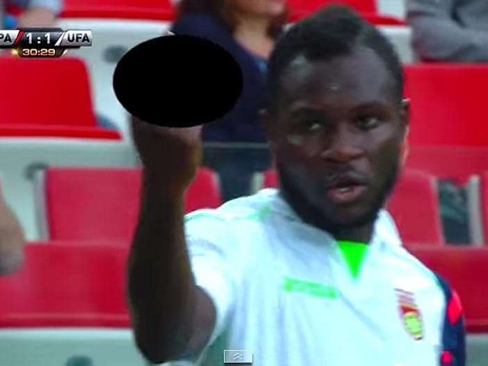 Emmanuel Frimpong reage a insultos racistas da torcida do Spartak com gestos obscenos