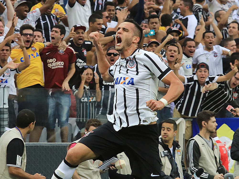 Renato Augusto, do Corinthians, comemora gol da vitória durante a partida Corinthians e Ponte Preta, válida pelas quartas de final do Campeonato Paulista, no estádio do Itaquerão