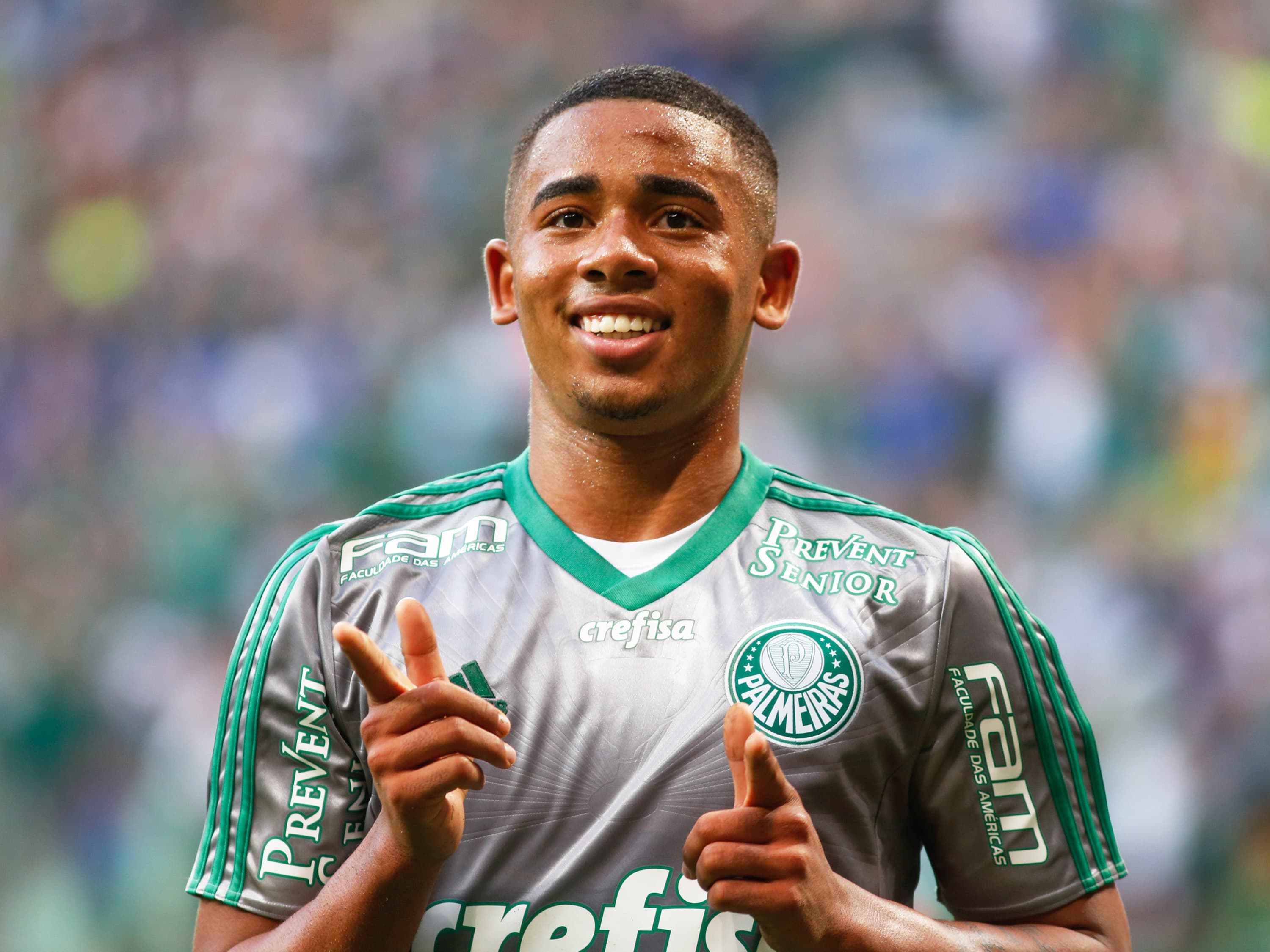 Gabriel Jesus comemora gol durante partida entre Palmeiras e Joinville