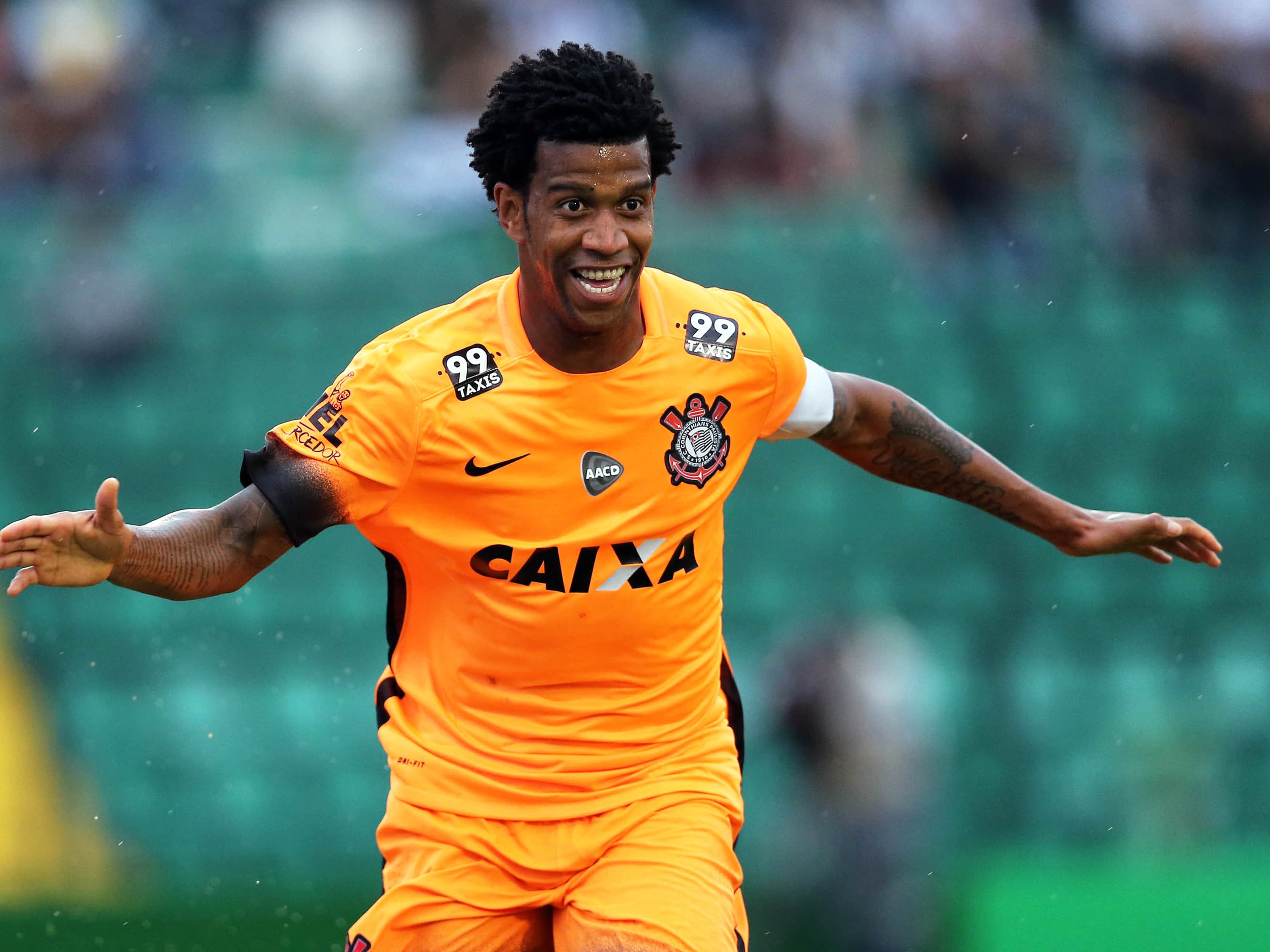 Gil, do Corinthians, comemora gol durante partida contra o Figueirense
