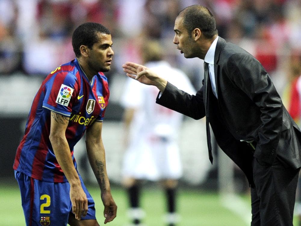 Daniel Alves e Pep Guardiola, em jogo de 2010. Juntos, conquistaram duas Ligas dos Campeões, entre outros títulos