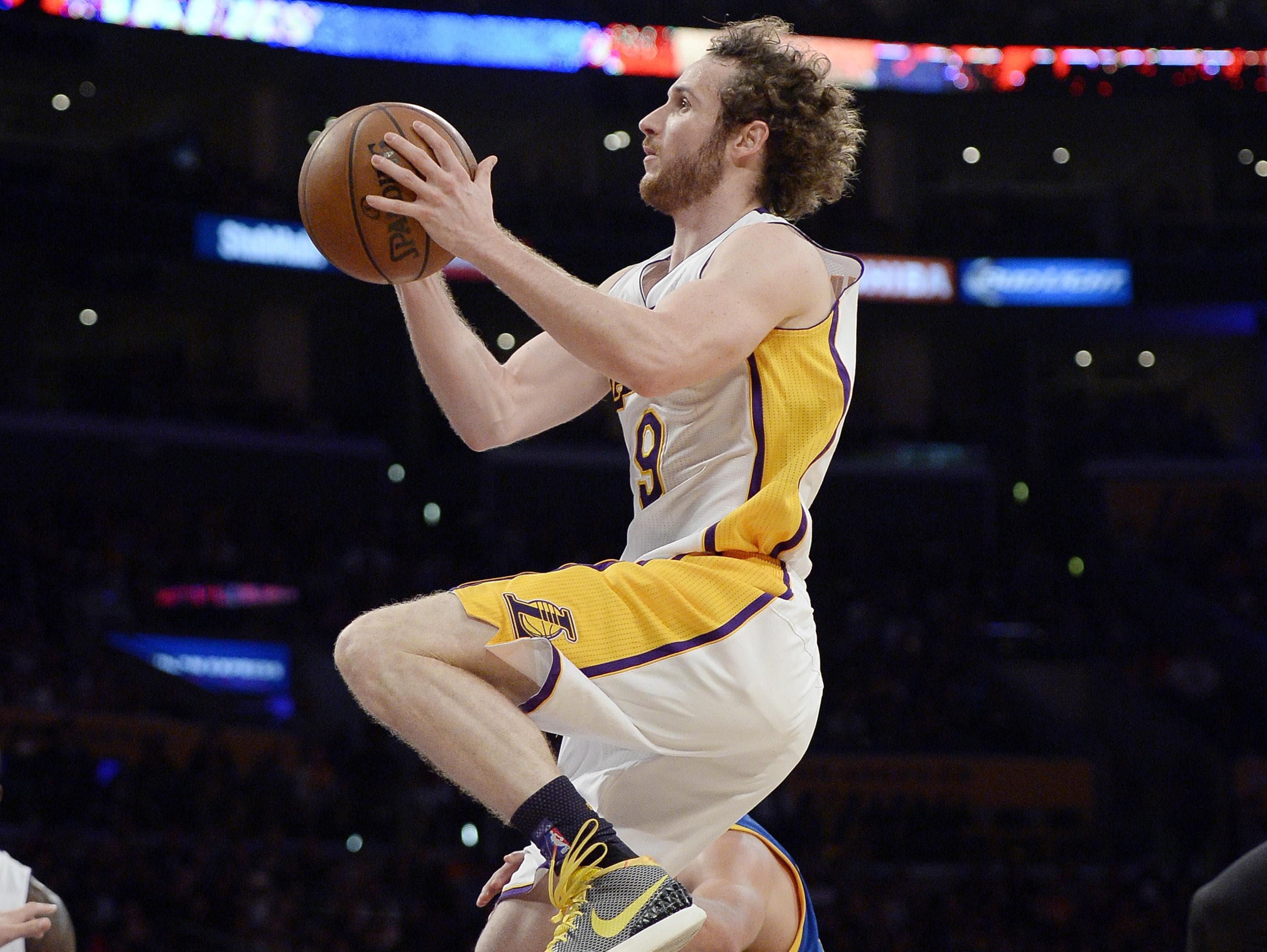 Marcelinho Huertas, do Los Angeles Lakers, foi eleito o melhor jogador da partida diante do Golden State Warriors