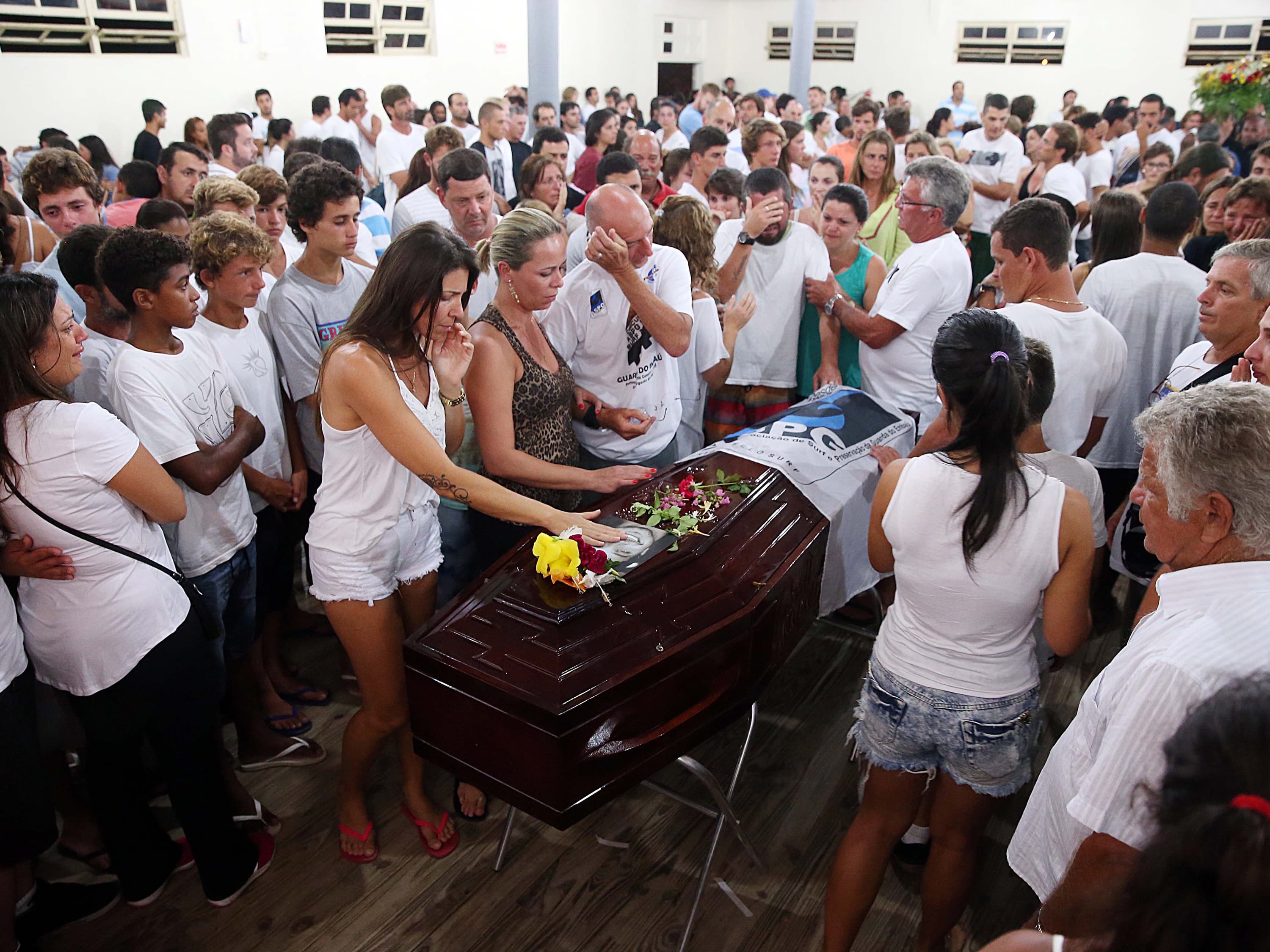 Corpo do surfista Ricardo dos Santos, o Ricardinho, 24 anos, chegou por volta das 23h desta terça-feira no salão da Paróquia Santa Terezinha, na Guarda do Embaú, em Palhoça