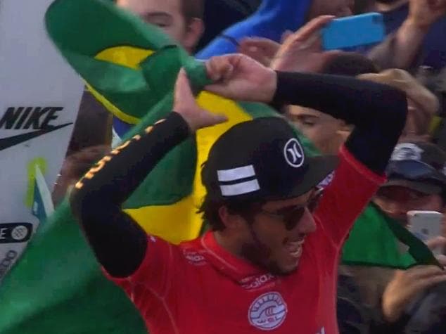 Filipe Toledo, de 20 anos, celebra a terceira vitória no ano, em Peniche