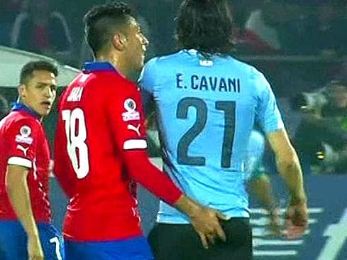 Câmeras de transmissão flagraram o momento em que o chileno Jara provoca Cavani