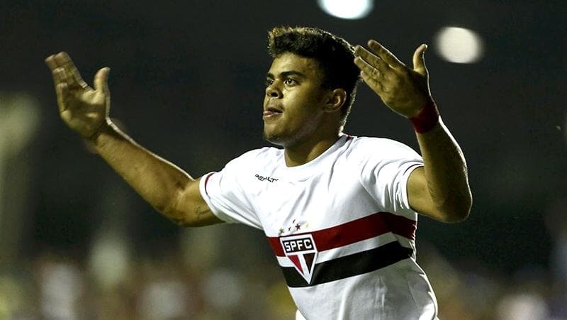João Paulo, autor de três gols, um deles olímpico, foi o destaque da goleada do São Paulo sobre o Atlético-MG