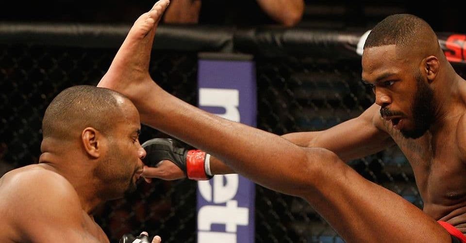 O lutador dos meio-pesados do UFC, Jon Jones, em postagem no Instagram, comparou seu corpo de 2013 ao de 2015