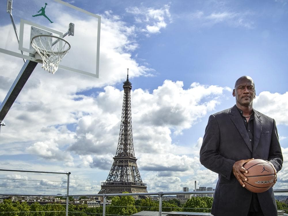 Michael Jordan durante evento de sua marca em Paris, com a Torre Eiffel ao fundo