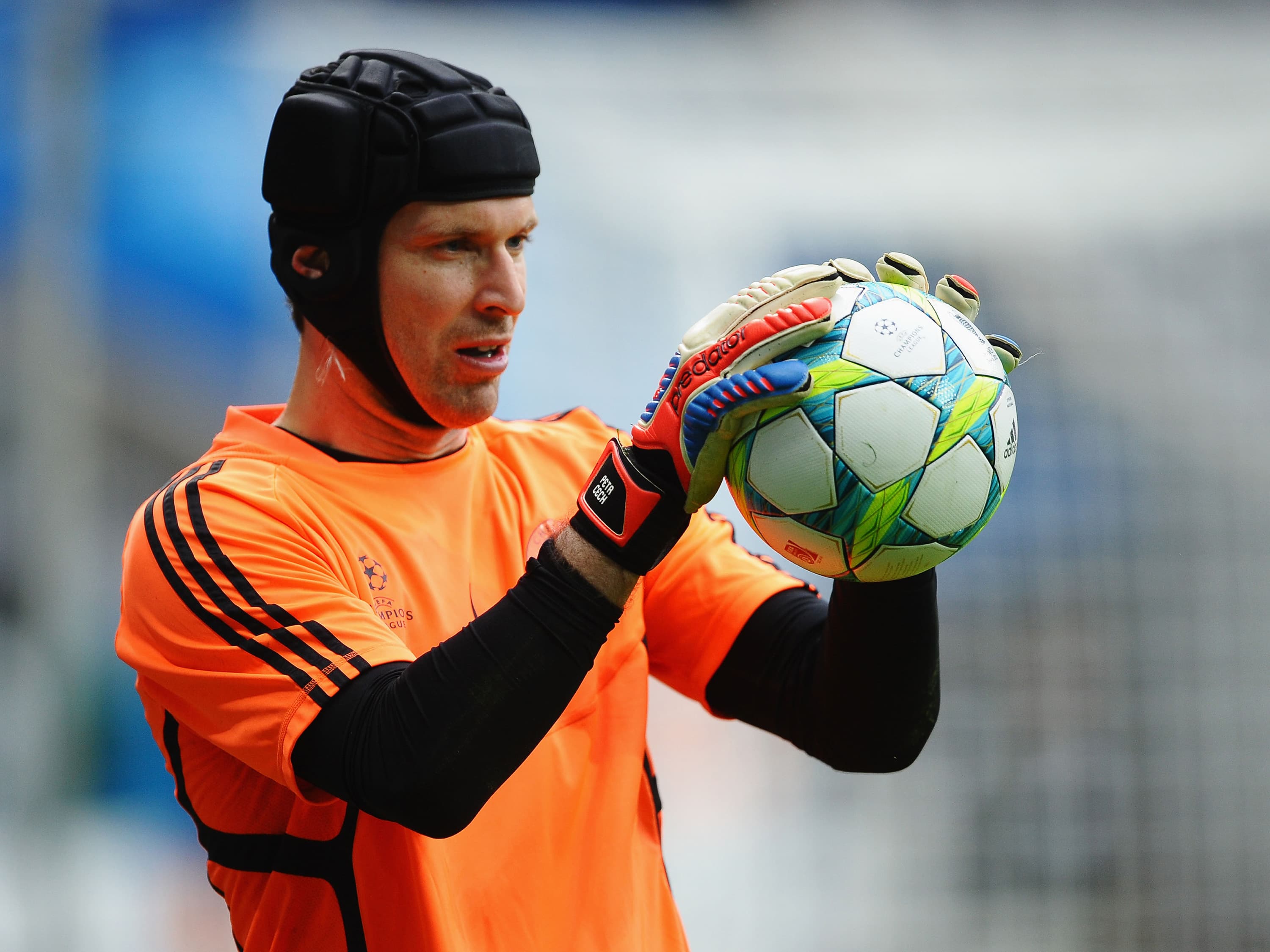 A máscara de proteção do goleiro Petr Cech do Chelsea