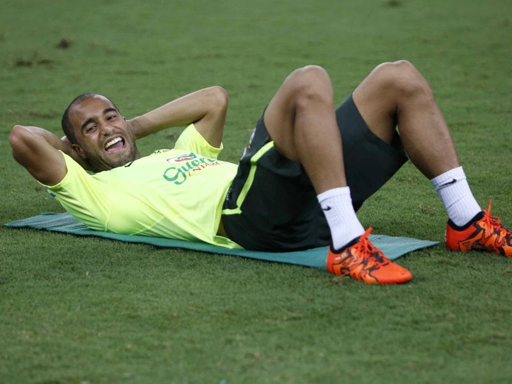 Lucas Moura treinou entre os titulares no lugar de Willian, no Castelão, em Fortaleza