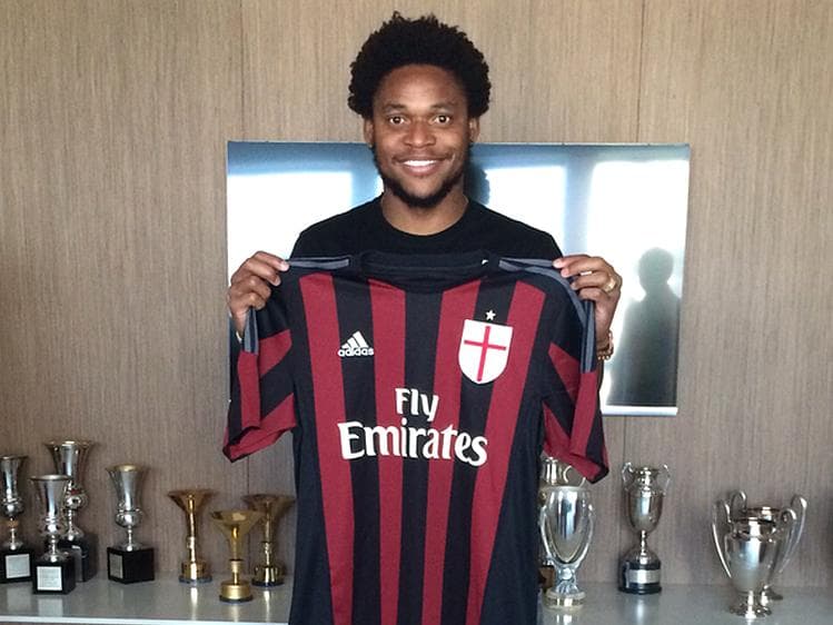 Luiz Adriano já posou com a camisa do Milan na sede do clube italiano