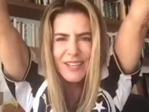 Maite Proença vestiu a camisa do Botafogo e celebrou o retorno do time à Série A