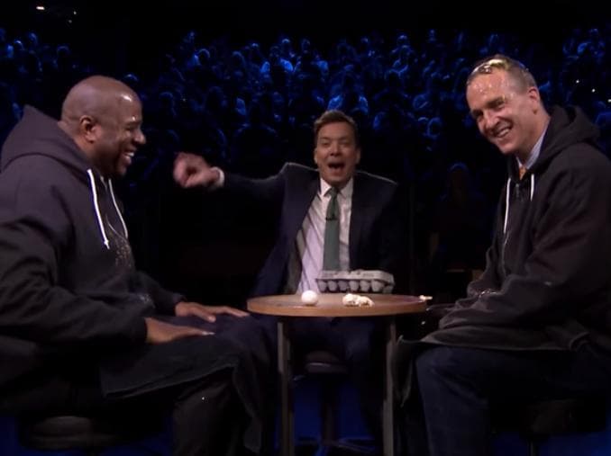 Magic Johnson e Peyton Manning se divertem em brincadeira do programa de Jimmy Fallon