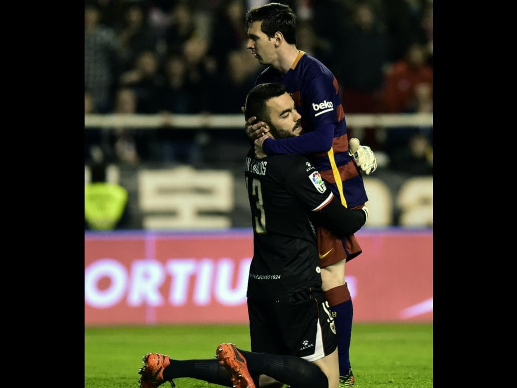 Goleiro Juan Carlos, do Rayo Vallecano, abraça Messi na goleada do Barcelona por 5 a 1, em Madri