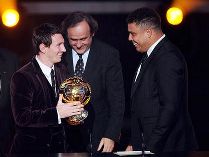 Ronaldo entregou a Bola de Ouro da FIFA de 2011 ao "fã" Lionel Messi