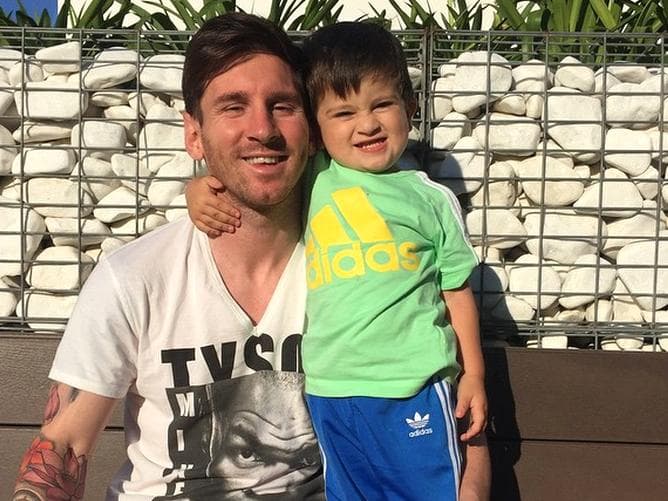 Lionel Messi com seu primeiro filho Thiago