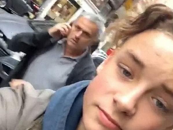 José Mourinho é flagrado evitando a filmagem do jovem Otto Nahmmacher