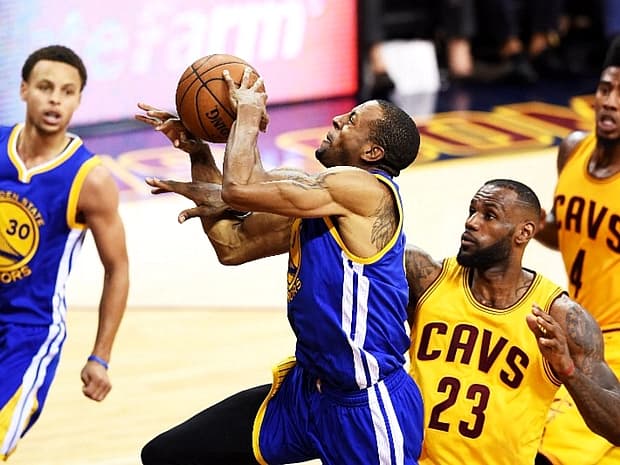 Andre Iguodala deixa LeBron James para trás na vitória do Golden State Warriors