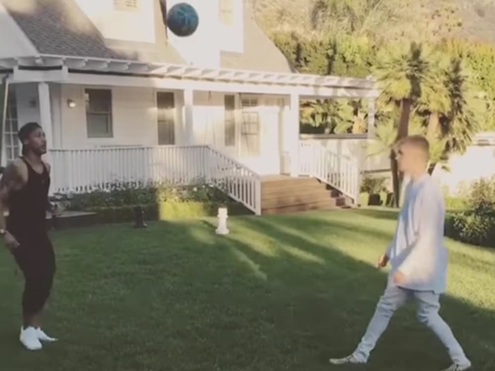 Neymar bate bola com Justin Bieber