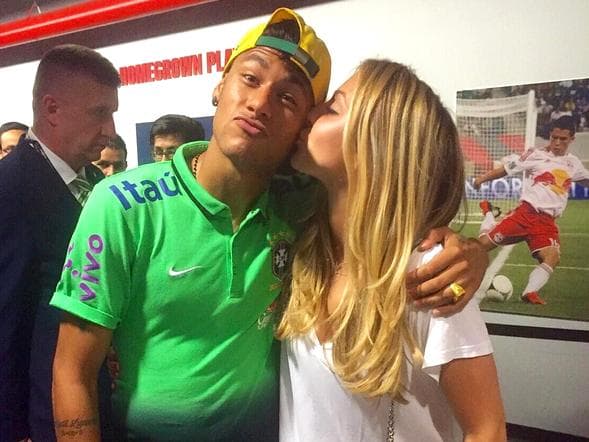 Beatrice Bouchard postou a foto em que dá um beijo na bochecha de Neymar